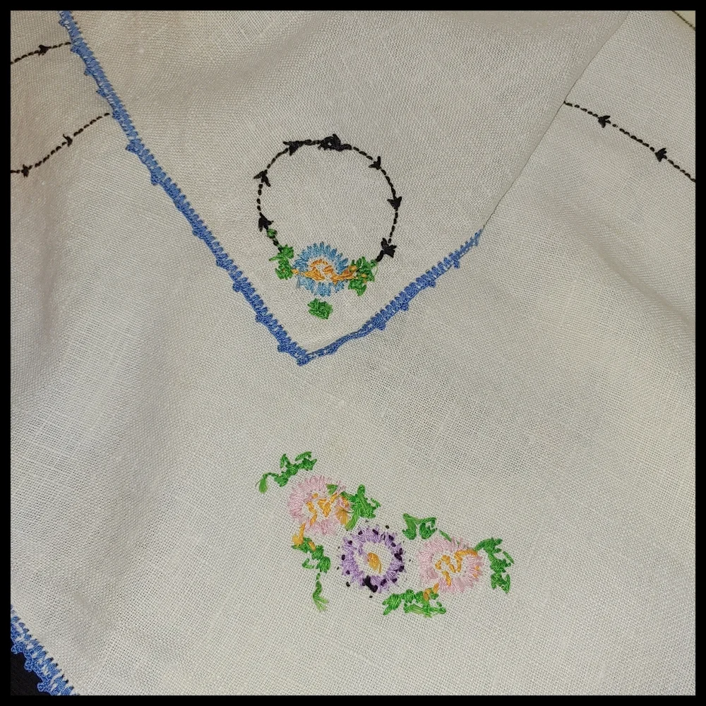Vintage Embroidered Linen Table Cloth and Napkin Set